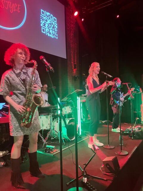 Weihnachtspartyyy-Time.😇🎄Gestern haben wir die ersten Weihnachtslieder gespielt und hatten noch zwei Geburtstage nachzuholen.🥳 Was für ein schöner Abend. #livestyle #partyband #christmas #livemusic #party #leipzig #geburtstag